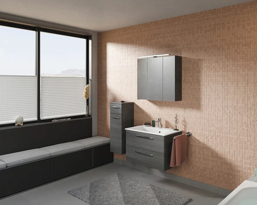 Modernes Badezimmer mit Waschtisch, Spiegelschrank und Fensterbank mit Sitzgelegenheit