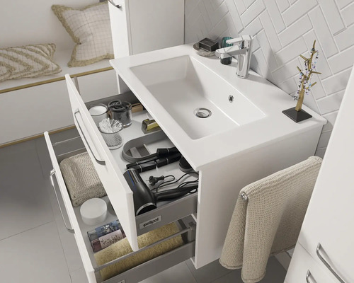 Badezimmer mit Waschbeckenunterschrank mit Auszügen für Badezimmerutensilien und Handtücher