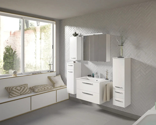 Badezimmer mit Waschbecken, Unterschrank, Spiegelschrank, Hochschrank und Sitzbank mit Kissen