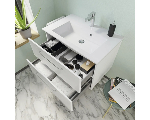 Modernes Badezimmer mit weißem Waschtischunterschrank, geöffneten Schubladen und Marmorboden.