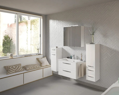 Helles Badezimmer mit Waschtisch, Spiegelschrank, Hochschrank und Fensterbank mit Kissen