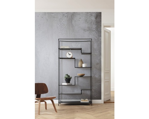 Étagère ouverte en métal noir à cinq niveaux dans une pièce lumineuse.