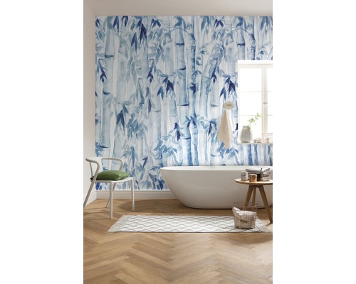 Salle de bain moderne avec papier peint bambou, baignoire et plancher en bois