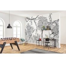 Helles Zimmer mit Tischfußball, Schreibtisch und Wandbild mit Dschungelmotiven