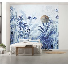 Schlafzimmer mit Bett und Wandbild mit Dschungelmotiv