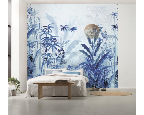 Chambre à coucher avec lit et fresque murale avec motif de jungle