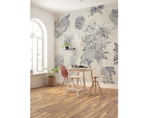 Salle à manger avec table, chaises et papier peint floral