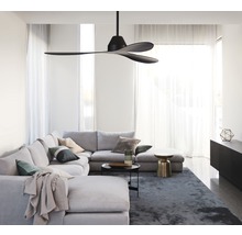 Salon lumineux avec canapé d''angle, tapis et ventilateur de plafond
