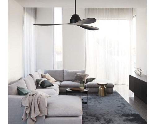 Salon lumineux avec canapé d''angle, tapis et ventilateur de plafond