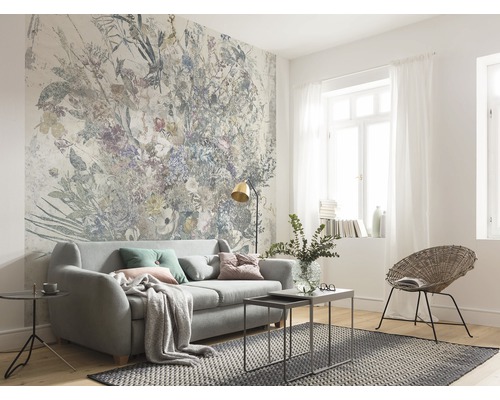 Salon avec papier peint photo à motif floral, canapé et tapis