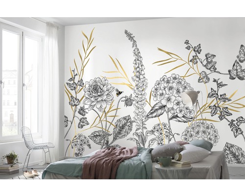 Chambre avec un papier peint à motifs floraux noirs et dorés