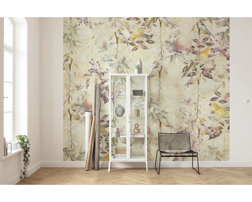 Salon avec papier peint floral, vitrine en verre et chaise