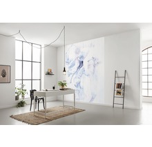 Modernes Arbeitszimmer mit grossem Fenster, Schreibtisch, Dekoleiter und Fototapete mit Blumenmotiv