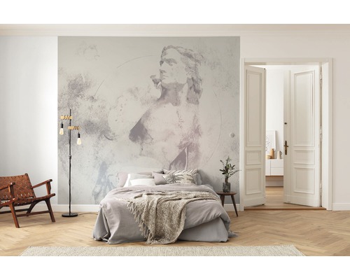 Schlafzimmer mit Bett, Stehlampe und Fototapete mit Statuenmotiv