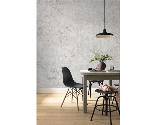 Salle à manger avec table, chaises et papier peint mural gris aspect béton