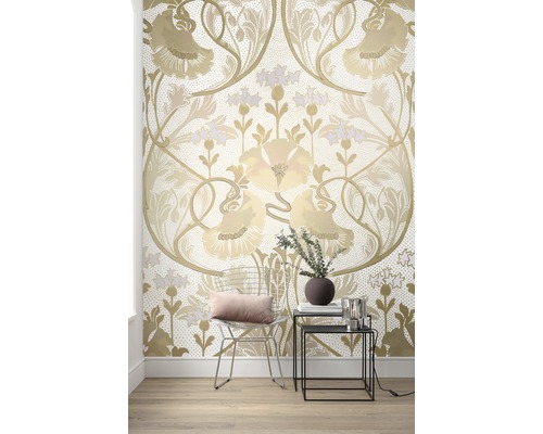 Pièce décorative avec papier peint à motifs floraux, chaise et table d''appoint