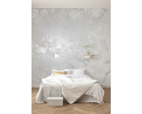 Schlafzimmer mit floraler Vliestapete, Bett und Nachttisch