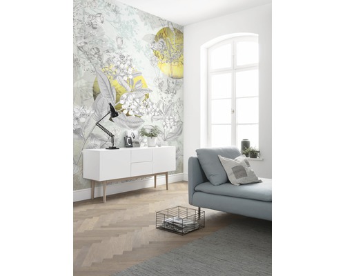 Salon avec papier peint à motifs, canapé et commode