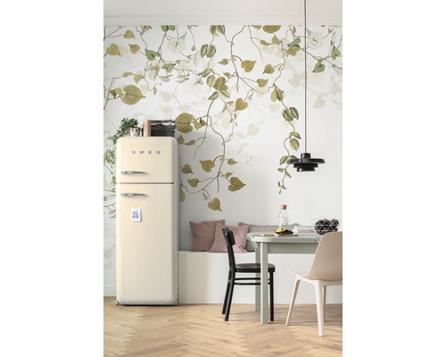 Espace de vie lumineux avec réfrigérateur, table et papier peint floral