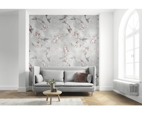 Salon avec canapé gris et papier peint à motifs de poissons