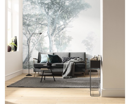 Salon avec papier peint photo, canapé, tapis et lampadaire