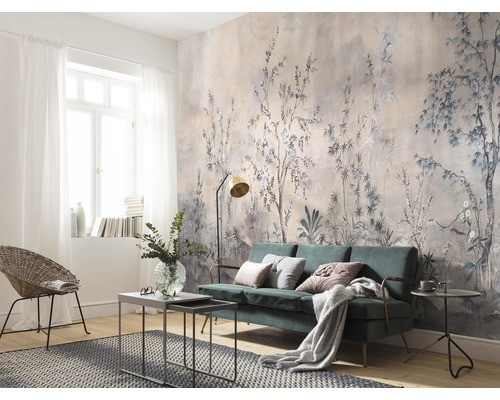 Salon avec papier peint à motifs floraux, canapé et fauteuil