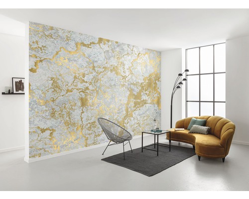 Intérieur avec papier peint gris à motif doré, chaise, canapé et table