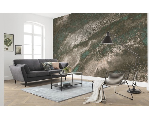 Salon avec canapé gris, table, lampe et papier peint photo avec motif abstrait