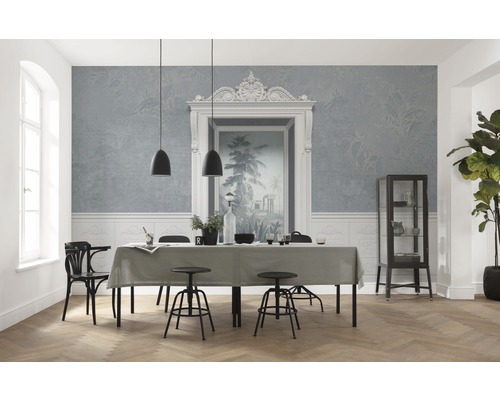 Salle à manger avec table à manger, chaises, suspensions, vitrine et décoration murale avec bordure et papier peint