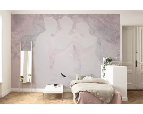 Chambre à coucher avec lit, miroir et papier peint photo représentant une femme