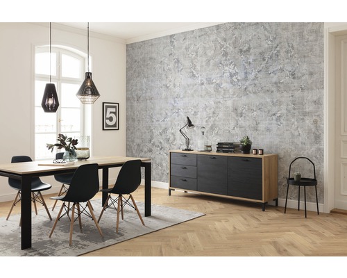 Salle à manger avec table à manger, chaises, commode et papier peint à motifs