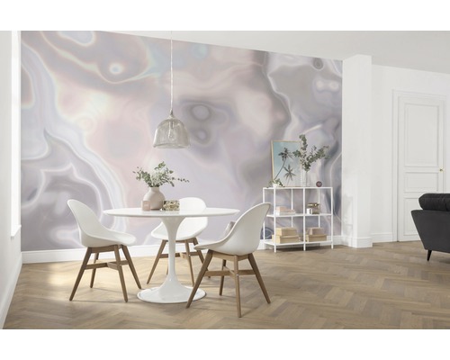 Pièce lumineuse avec coin repas, étagère et papier peint abstrait