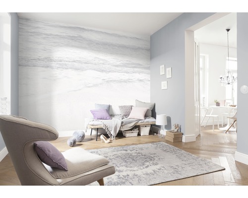 Salon lumineux avec papier peint photo, fauteuil et tapis