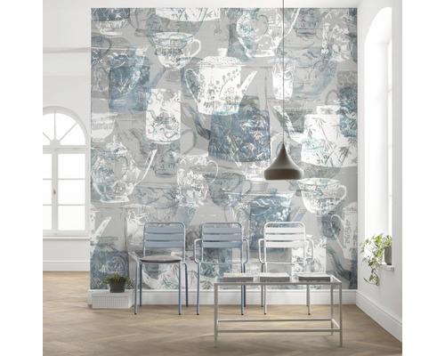 Pièce lumineuse avec papier peint représentant des théières et des tasses, ainsi que des chaises et une table