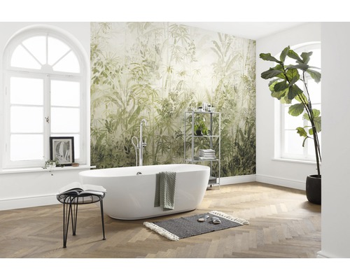 Salle de bains avec baignoire, étagère et papier peint jungle pour une atmosphère lumineuse et spacieuse