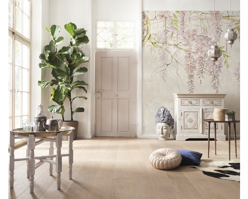 Pièce lumineuse avec figuier, table, décoration et un mur avec un motif floral