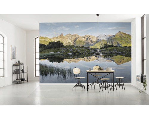 Pièce lumineuse avec papier peint photo paysage de montagne et table à manger avec chaises