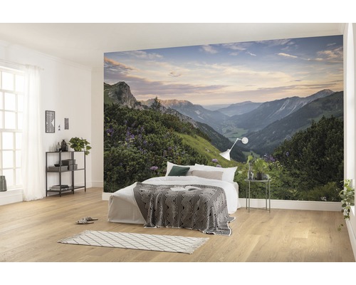Chambre à coucher avec papier peint photo d''un paysage de montagne