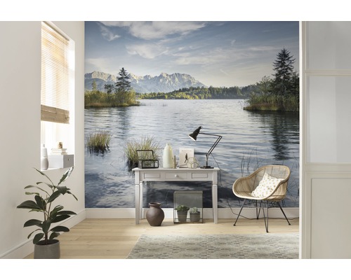 Espace de vie avec papier peint photo d''un lac dans les montagnes