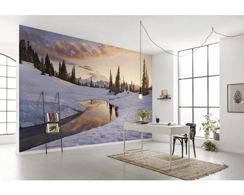 Pièce avec papier peint photo d''un lac de montagne enneigé au coucher du soleil et mobilier de bureau minimaliste