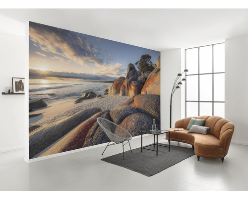 Pièce à vivre avec papier peint photo d''un paysage côtier avec rochers et mer