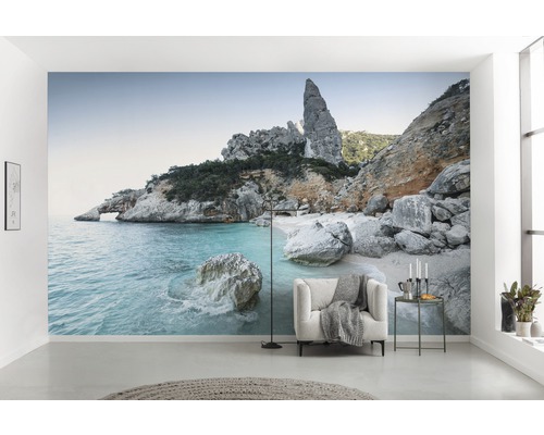 Salon avec papier peint photo d''une côte rocheuse, qui crée une atmosphère lumineuse et spacieuse