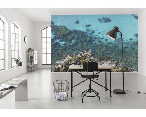 Pièce lumineuse avec bureau, chaise, lampadaire et papier peint photo avec motif marin