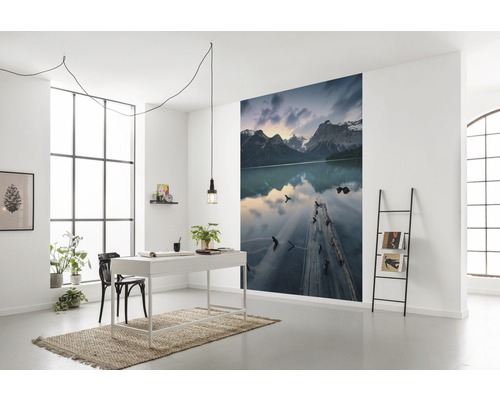 Bureau moderne avec bureau, chaise, étagère échelle et papier peint photo avec paysage de montagne