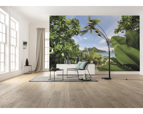 Salon avec papier peint photo d''une plage tropicale, chaise et lampadaire