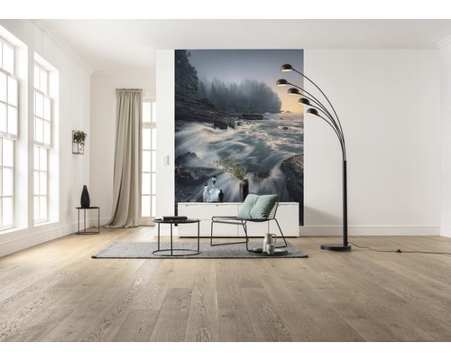 Salon lumineux avec parquet, papier peint photo avec motif de rivière et lampadaire arc noir.