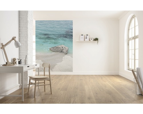 Pièce claire avec bureau, chaise et papier peint photo avec motif de plage