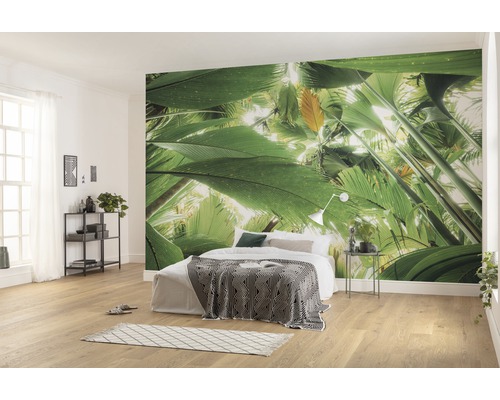 Chambre lumineuse avec papier peint photo sur le thème de la jungle