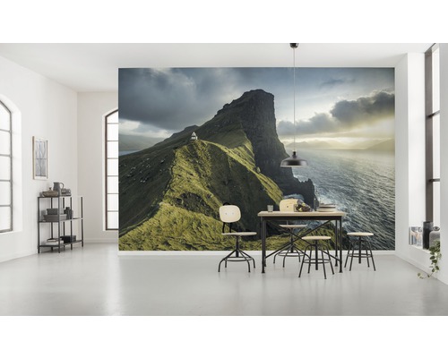 Pièce à vivre avec papier peint photo d''un paysage montagneux au bord de la mer