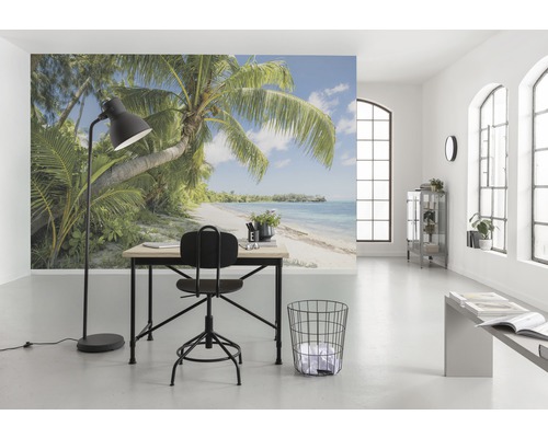 Bureau avec papier peint photo d''un paysage de plage tropical, bureau, chaise de bureau et lampadaire